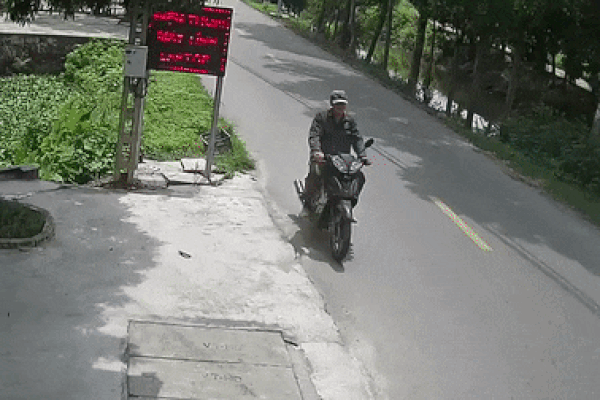 Lách nhanh qua xe tải, nam sinh lao thẳng xe máy điện vào đầu ô tô-1