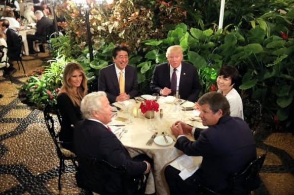 Cận cảnh biệt thự nguy nga nơi Donald Trump ở sau khi rời Nhà Trắng, riêng phòng khiêu vũ cũng được dát 7 triệu đô vàng lá-10