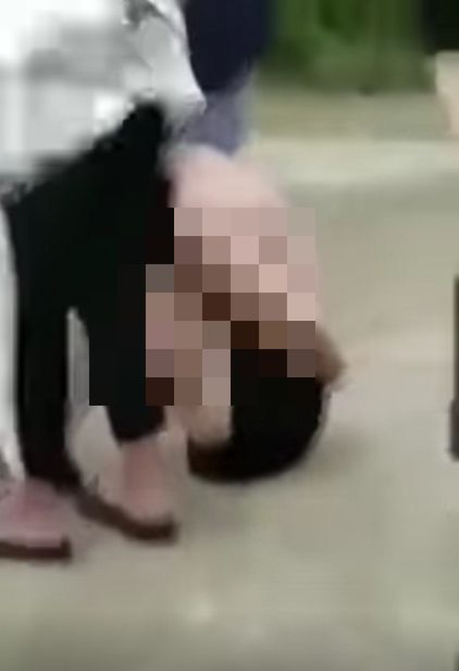 Lộ clip nhóm nữ sinh đánh hội đồng, còn lột đồ, làm nhục bạn học, nghe đến độ tuổi mà sốc-1