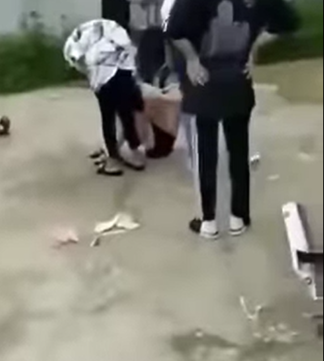 Lộ clip nhóm nữ sinh đánh hội đồng, còn lột đồ, làm nhục bạn học, nghe đến độ tuổi mà sốc-2