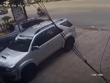 Rùng mình khoảnh khắc xe bán tải nuốt trọn em bé vào gầm, phụ huynh xem camera bủn rủn chân tay-2