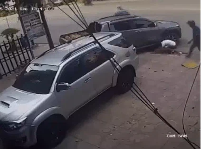 Rùng mình khoảnh khắc xe bán tải nuốt trọn em bé vào gầm, phụ huynh xem camera bủn rủn chân tay-3