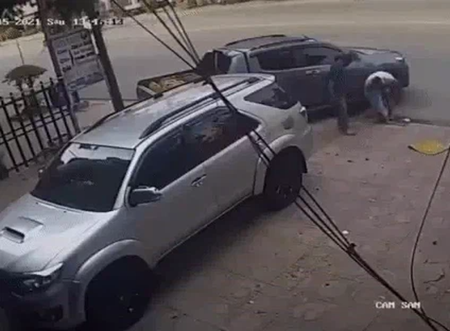 Rùng mình khoảnh khắc xe bán tải nuốt trọn em bé vào gầm, phụ huynh xem camera bủn rủn chân tay-4