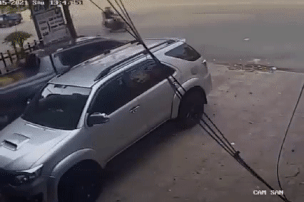 Hai thanh niên bảnh bao dàn cảnh cướp 2 túi nước giặt ở tiệm tạp hóa giữa mùa dịch Covid-19-5