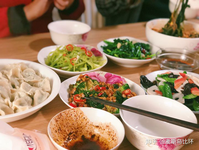 Khác biệt trong mâm cơm để phần con dâu và con trai: Câu chuyện về người mẹ chồng thiên vị&nbsp;khiến tất cả ngã ngửa-3