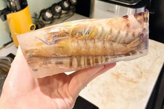 Mua tôm về đừng bỏ ngay vào tủ lạnh, trữ đông theo cách này cả tháng vẫn tươi ngon, không bị đen đầu