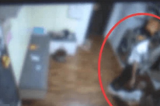 Thuê bảo mẫu trông con trai 3 tuổi, người mẹ kinh hoàng phát hiện hành vi mất nhân tính