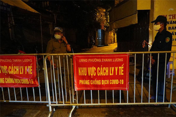 Người phụ nữ đi dép lê phát tiền cho người dân về quê tránh dịch: 16 năm nay tôi chưa biết đến bộ quần áo mới”-5