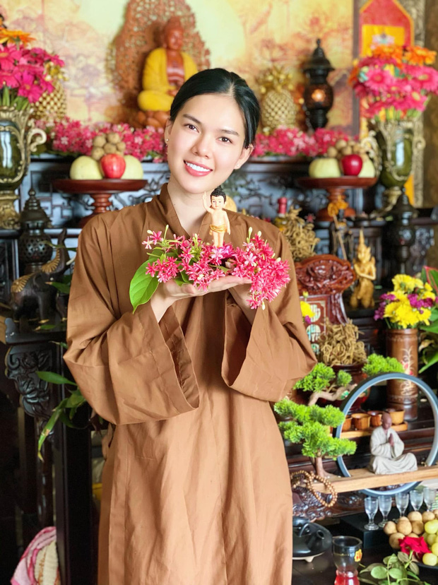 Mỹ nhân Vbiz cực sexy và có cuộc sống chanh sả bất ngờ thông báo đã cạo đầu quy y do trầm cảm nặng sau loạt biến cố-15