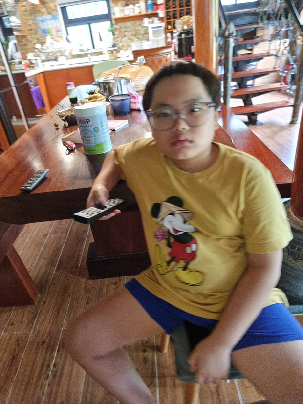 Con trai Xuân Bắc lại tấu hài nữa rồi: Tự vào nhà tắm cắt tóc sau thời gian dài nghỉ dịch và cái kết cười mệt-4