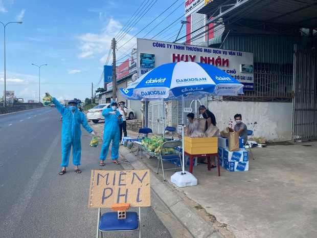 Người phụ nữ đi dép lê phát tiền cho người dân về quê tránh dịch: 16 năm nay tôi chưa biết đến bộ quần áo mới”-2