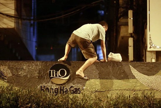 Quận Hoàn Kiếm thông tin vụ việc người dân vượt rào thép gai rời khỏi vùng phong tỏa