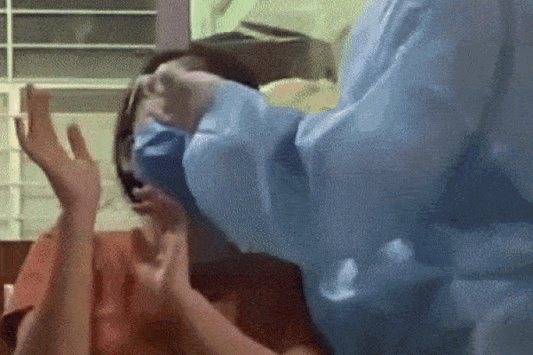 Cặp vợ chồng bán nhẫn, mua 200 lít xăng tặng đoàn người về quê bất chấp bị mẹ doạ từ mặt-3