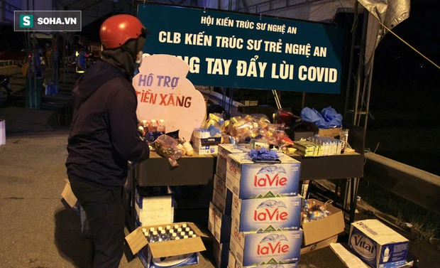 Cảnh tài xế trắng đêm chờ đón và hỗ trợ bà con đi từ miền Nam về quê tránh dịch Covid-19-2