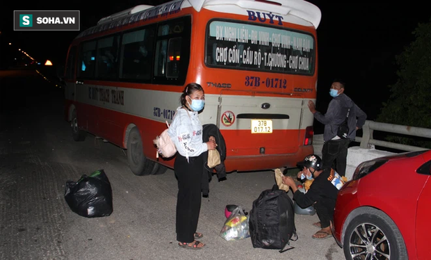 Cảnh tài xế trắng đêm chờ đón và hỗ trợ bà con đi từ miền Nam về quê tránh dịch Covid-19-5