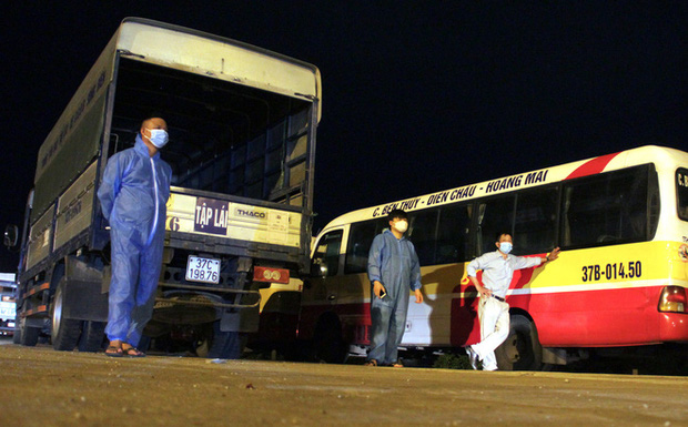 Cảnh tài xế trắng đêm chờ đón và hỗ trợ bà con đi từ miền Nam về quê tránh dịch Covid-19-9