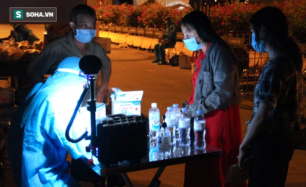 Cảnh tài xế trắng đêm chờ đón và hỗ trợ bà con đi từ miền Nam về quê tránh dịch Covid-19-11