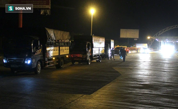 Cảnh tài xế trắng đêm chờ đón và hỗ trợ bà con đi từ miền Nam về quê tránh dịch Covid-19-12