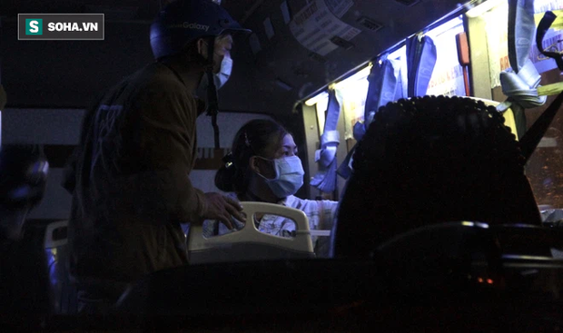Cảnh tài xế trắng đêm chờ đón và hỗ trợ bà con đi từ miền Nam về quê tránh dịch Covid-19-7