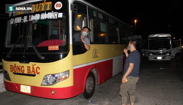 Cảnh tài xế trắng đêm chờ đón và hỗ trợ bà con đi từ miền Nam về quê tránh dịch Covid-19-8