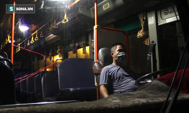 Cảnh tài xế trắng đêm chờ đón và hỗ trợ bà con đi từ miền Nam về quê tránh dịch Covid-19-10