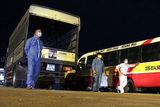 Cảnh tài xế trắng đêm chờ đón và hỗ trợ bà con đi từ miền Nam về quê tránh dịch Covid-19