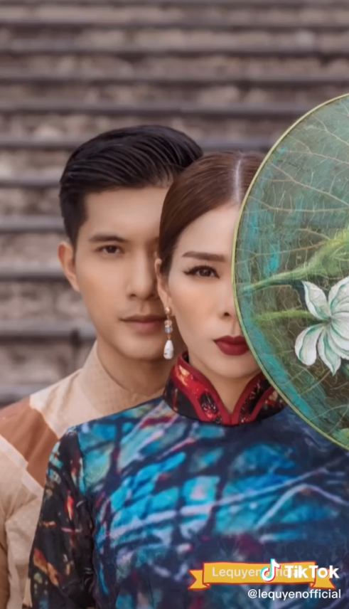 Loạt khoảnh khắc như ảnh cưới của Lệ Quyên và tình trẻ kém 12 tuổi bị chê như hai mẹ con-1