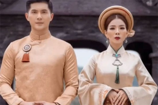 Loạt khoảnh khắc như ảnh cưới của Lệ Quyên và tình trẻ kém 12 tuổi bị chê như 