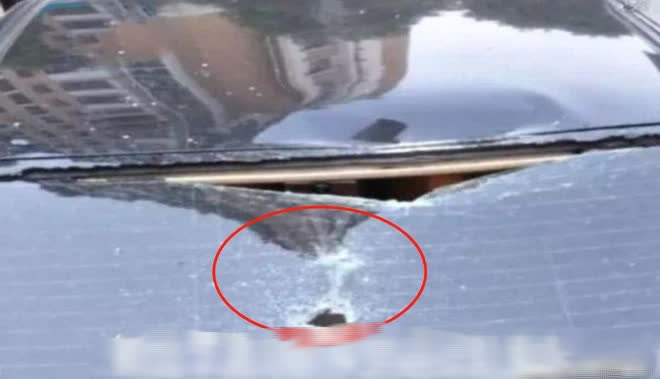 Bé trai 6 tuổi chọi gạch vỡ xe hơi tiền tỷ của người lạ, bị đòi bồi thường 35 triệu nhưng cách xử lý của ông bố khiến ai cũng phẫn nộ-1