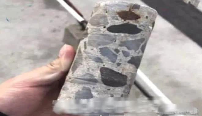 Bé trai 6 tuổi chọi gạch vỡ xe hơi tiền tỷ của người lạ, bị đòi bồi thường 35 triệu nhưng cách xử lý của ông bố khiến ai cũng phẫn nộ-3