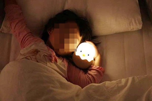 Bé gái 2 tuổi bị dậy thì sớm, mức độ phát triển hormone ngang với trẻ 10 tuổi, nguyên nhân xuất phát từ đồ vật luôn hiện hữu trong phòng ngủ của mỗi gia đình-2