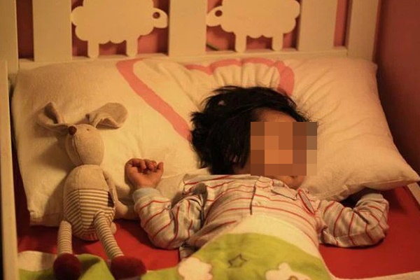 Bé gái 2 tuổi bị dậy thì sớm, mức độ phát triển hormone ngang với trẻ 10 tuổi, nguyên nhân xuất phát từ đồ vật luôn hiện hữu trong phòng ngủ của mỗi gia đình-3