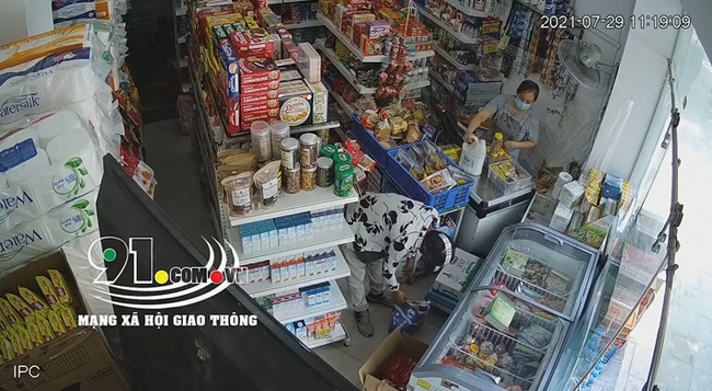 Hai thanh niên bảnh bao dàn cảnh cướp 2 túi nước giặt ở tiệm tạp hóa giữa mùa dịch Covid-19-1