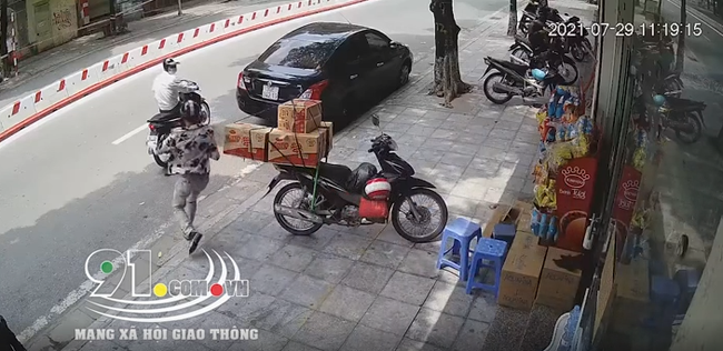 Hai thanh niên bảnh bao dàn cảnh cướp 2 túi nước giặt ở tiệm tạp hóa giữa mùa dịch Covid-19-2