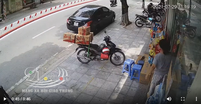 Hai thanh niên bảnh bao dàn cảnh cướp 2 túi nước giặt ở tiệm tạp hóa giữa mùa dịch Covid-19-3