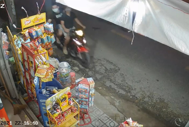 Hai thanh niên bảnh bao dàn cảnh cướp 2 túi nước giặt ở tiệm tạp hóa giữa mùa dịch Covid-19-4