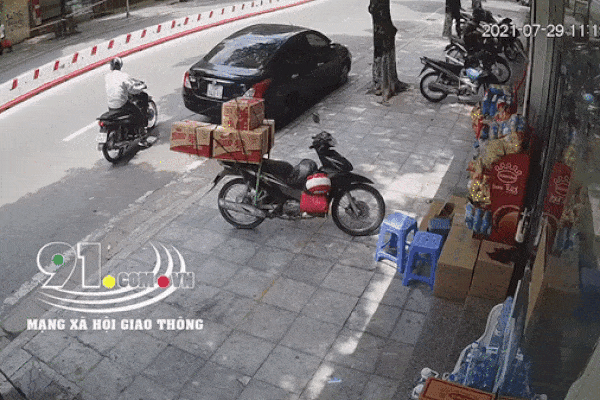 Hai thanh niên bảnh bao dàn cảnh cướp 2 túi nước giặt ở tiệm tạp hóa giữa mùa dịch Covid-19
