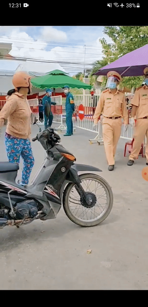 Chỉ 3 giây, công an xử gọn chị gái quần hoa đánh CSGT, làm loạn chốt kiểm dịch, dân tình khen: Hay quá anh ơi!-1