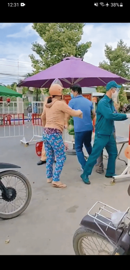 Chỉ 3 giây, công an xử gọn chị gái quần hoa đánh CSGT, làm loạn chốt kiểm dịch, dân tình khen: Hay quá anh ơi!-2