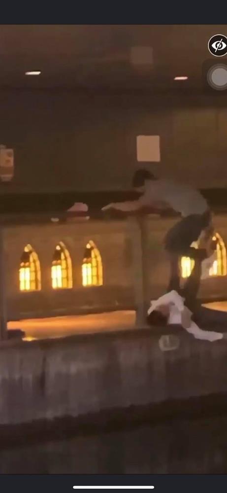 Phẫn nộ clip nam thanh niên thản nhiên livestream cảnh 1 nạn nhân bị đẩy ngã xuống sông ở Nhật Bản: Đúng rồi, đạp nó xuống-4