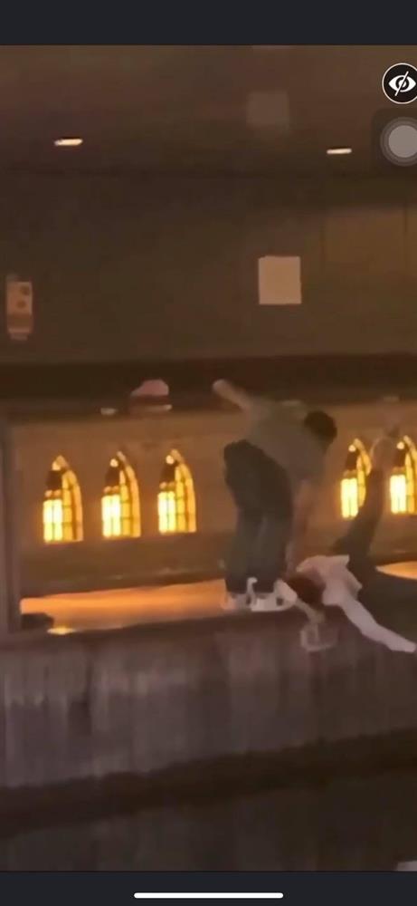 Phẫn nộ clip nam thanh niên thản nhiên livestream cảnh 1 nạn nhân bị đẩy ngã xuống sông ở Nhật Bản: Đúng rồi, đạp nó xuống-5