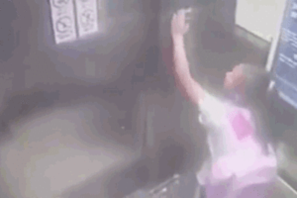 Bé gái tự cứu mình nhờ hành động thông minh trong lúc thang máy rơi tự do