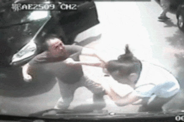 Đề nghị xin nhường đường, nữ tài xế xe buýt bị người đàn ông đi Porsche hành hung