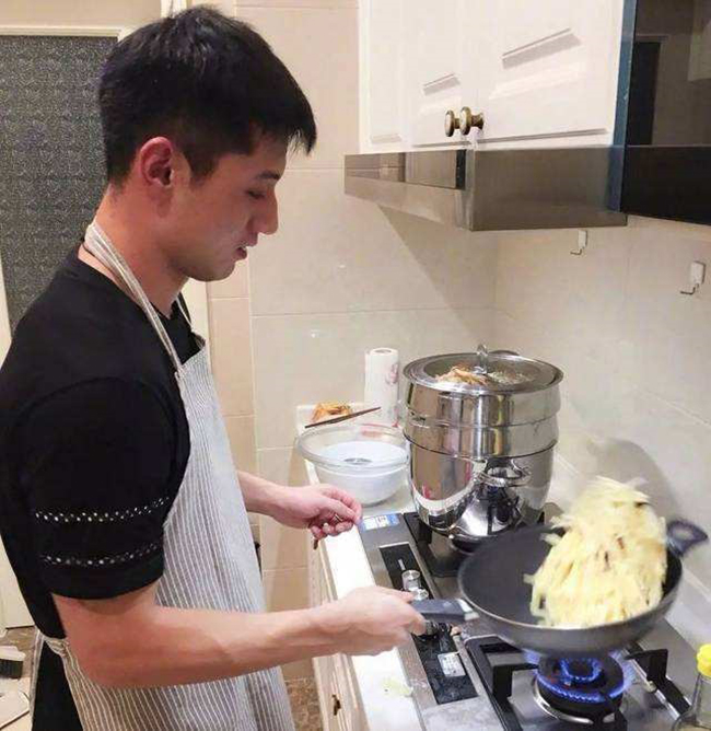 Chán ngán vì chồng không lãng mạng, vợ thường xuyên đi công tác để tránh mặt, 2 năm sau về nhà, vừa vào cửa đã biết mình quá sai!-2