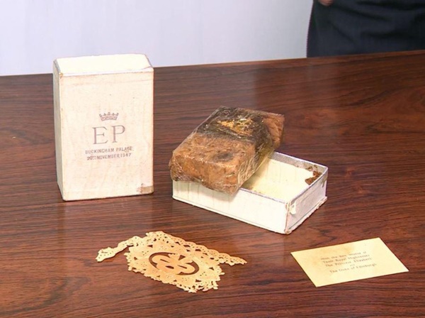 Điều ít biết về chiếc bánh cưới của Nữ hoàng Anh, ẩn chứa bí quyết đặc biệt sau 68 năm vẫn ăn được như thường-4