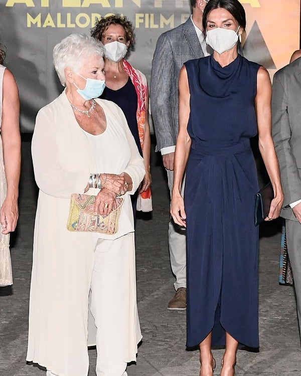 Hoàng hậu diện váy xẻ cao tít tắp còn phải lấy túi che chân: Đến cả Công nương Diana hay Meghan Markle cũng chưa bao giờ dám thử-2