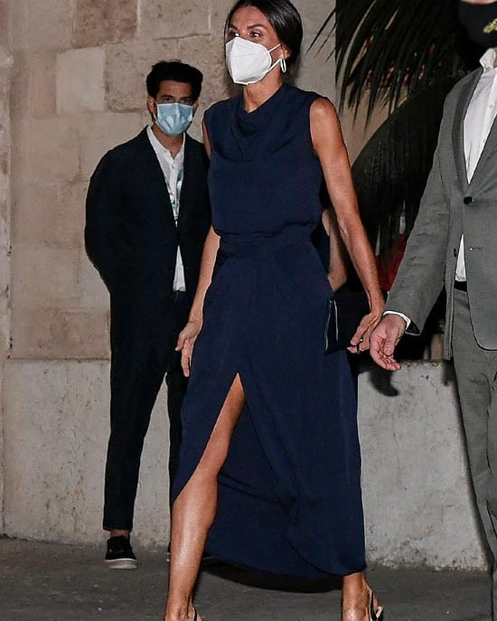 Hoàng hậu diện váy xẻ cao tít tắp còn phải lấy túi che chân: Đến cả Công nương Diana hay Meghan Markle cũng chưa bao giờ dám thử-5