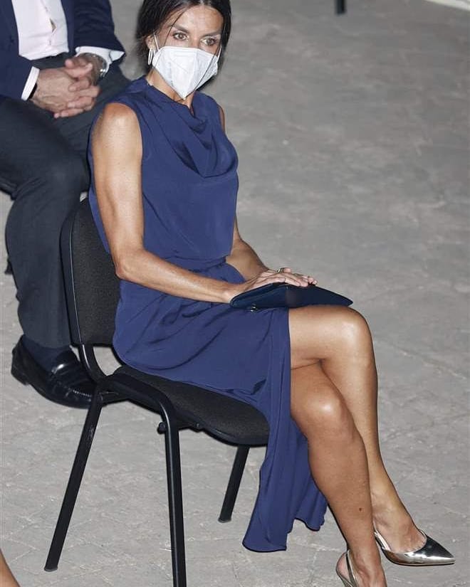 Hoàng hậu diện váy xẻ cao tít tắp còn phải lấy túi che chân: Đến cả Công nương Diana hay Meghan Markle cũng chưa bao giờ dám thử-8