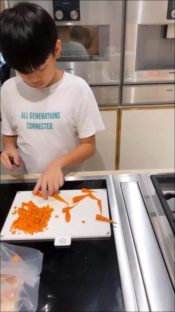 Dạy con đáng học hỏi như Hồ Ngọc Hà: Ở cùng ba chăm chỉ rửa xe, về với mẹ chịu khó nấu nướng, chăm em cũng thật khéo-3