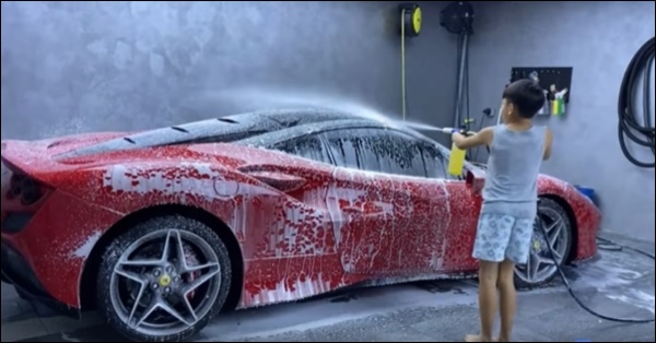 Dạy con đáng học hỏi như Hồ Ngọc Hà: Ở cùng ba chăm chỉ&nbsp;rửa xe, về&nbsp;với mẹ chịu khó&nbsp;nấu nướng, chăm&nbsp;em cũng thật khéo-8